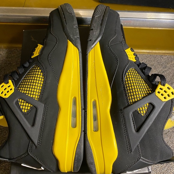 Air Jordan Retro 4 “Thunder” - Picture 4 of 8